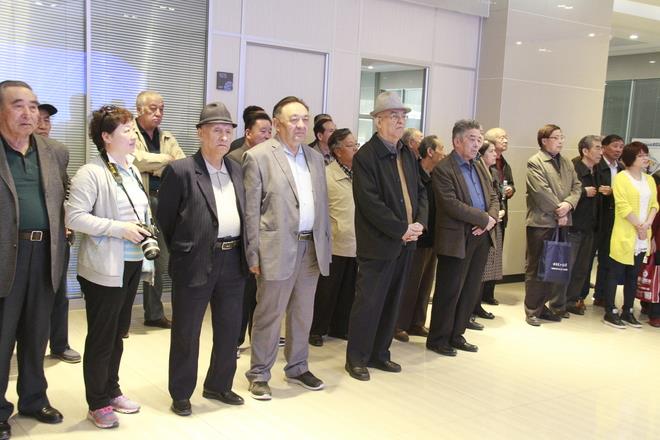 市人大驻西河街北社区工作队+老党员活动1.JPG