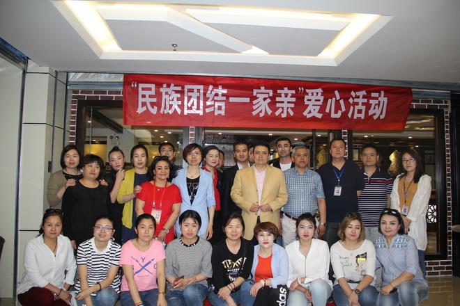 民族团结一家亲献爱心信息1马卫江摄.JPG