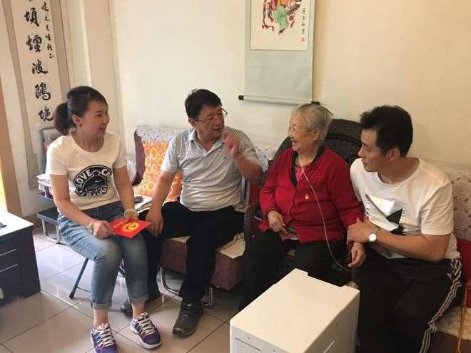 西河街北社区工作队慰问四老人员+走访慰问老党员 深情关爱暖人心1社区吕慧摄.jpg