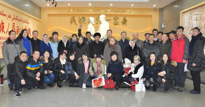 李兴多 摄:民族团结一家亲图片展.jpg 李兴多 摄:民族团结一家亲图片展.jpg