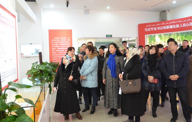 秦雪 摄:民族团结一家亲图片展.jpg 秦雪 摄:民族团结一家亲图片展.jpg