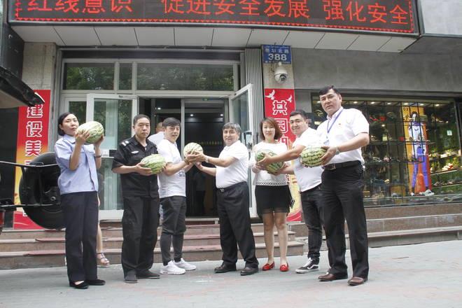 乌市人大驻西河街北社区工作队+夏日送清凉  西瓜甜心坎2.JPG