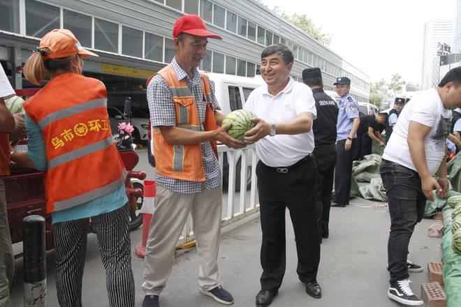 乌市人大驻西河街北社区工作队+夏日送清凉  西瓜甜心坎4.JPG