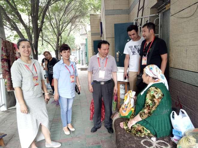 西河坝前街社区工作队开展肉孜节慰问老党员、困难群众活动 (1).jpg