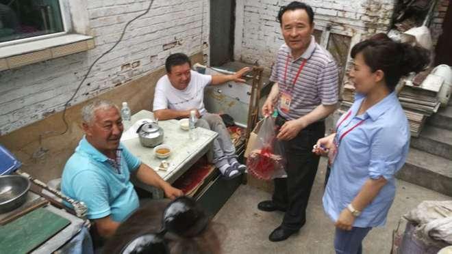 西河坝前街社区工作队开展肉孜节慰问老党员、困难群众活动 (5).jpg