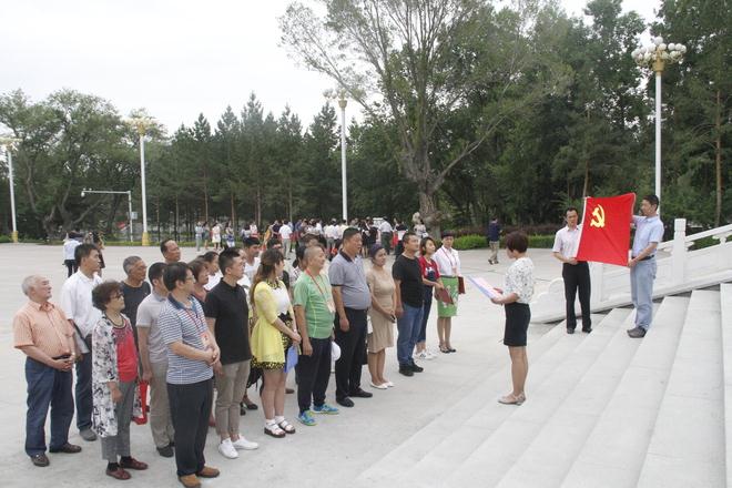 乌市人大常委会驻西河街北社区工作队+七一主题党日活动2.JPG