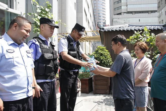 缩略图和正文图1 20170730工作队街北社区慰问武警警务站（邢建国摄） (40).JPG