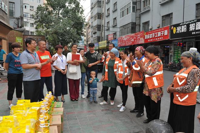 乌市人大常委会驻西河街北社区工作队+节日送温暖 感党恩 听党话 跟党走1.JPG