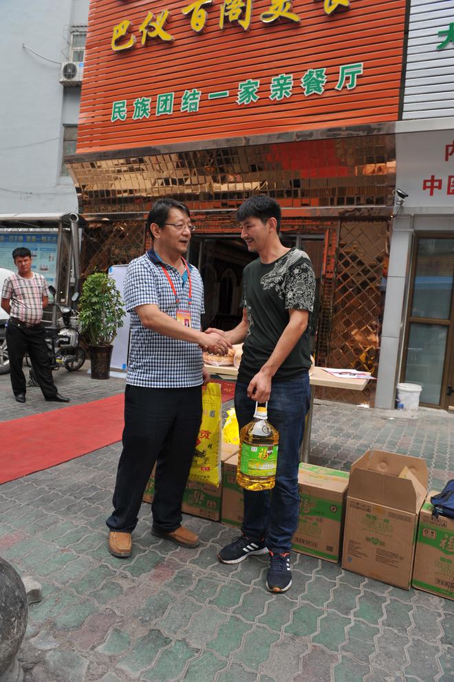 乌市人大常委会驻西河街北社区工作队+节日送温暖 感党恩 听党话 跟党走2.JPG