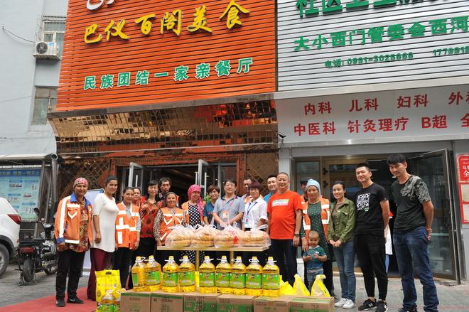 乌市人大常委会驻西河街北社区工作队+节日送温暖 感党恩 听党话 跟党走3.JPG