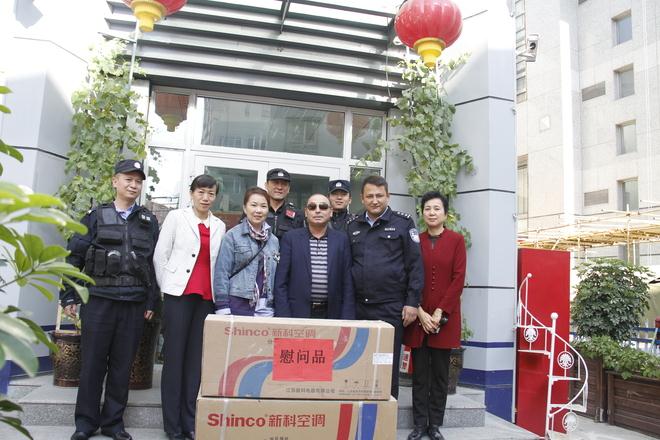市人大驻西河街北社区工作队+浓浓警民情 慰问暖人心1.JPG