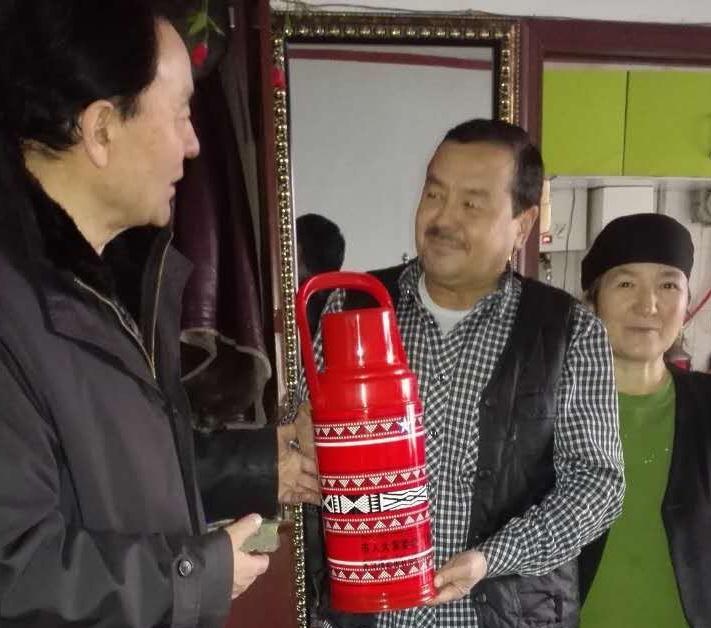 寒冬送暖瓶，真心暖真情 (6).jpg