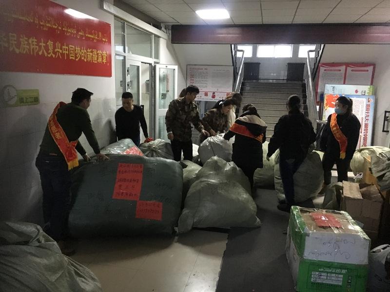 【南疆精准扶贫捐物】西河街南访惠聚.JPG