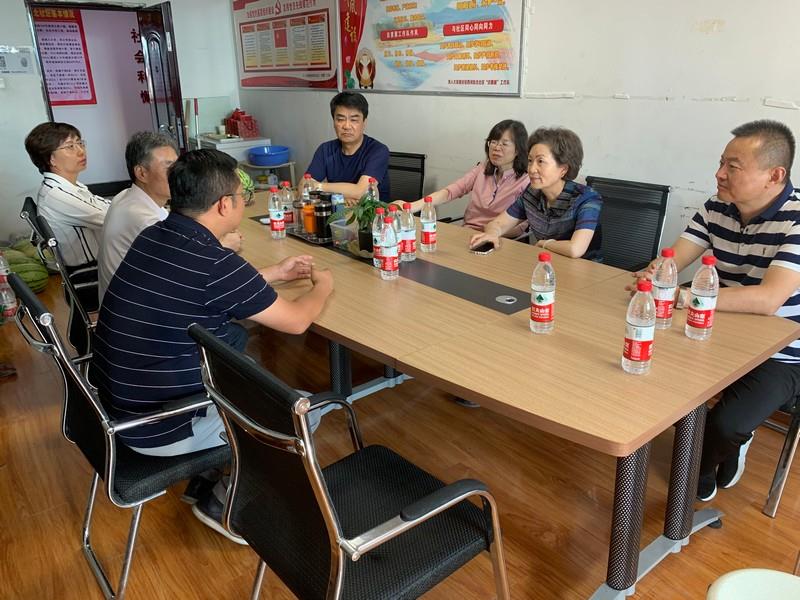 1市人大常委会领导看望慰问西河街北社区“访惠聚”工作队.jpg