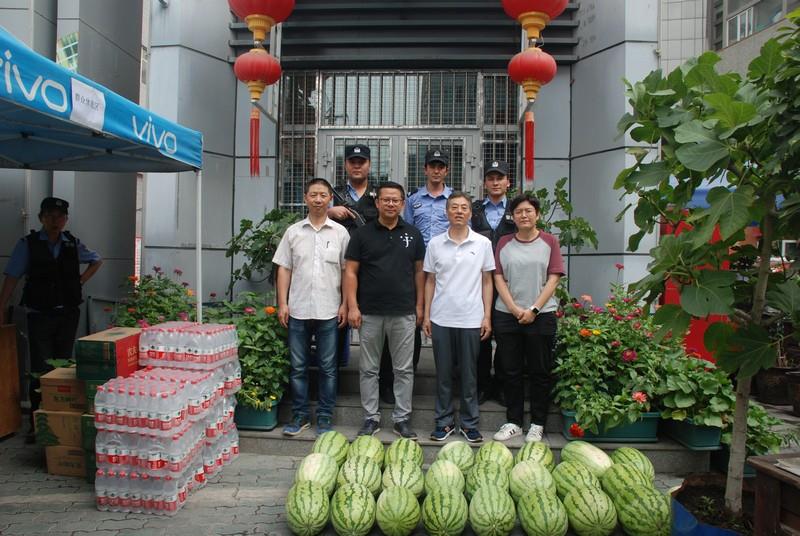 2市人大驻西河街北社区慰问警务站.JPG