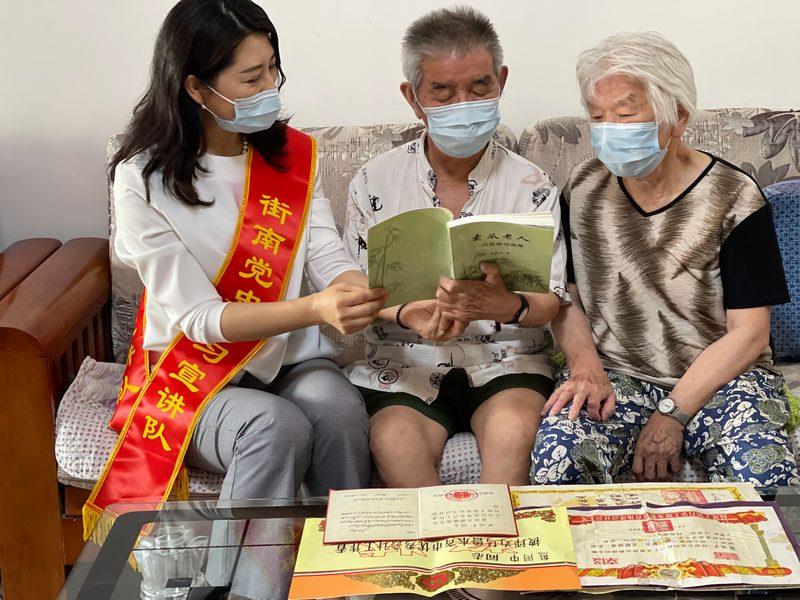 笔耕不辍歌颂党——共产党员熊闳忠 阿依米拉•沙吾提摄.jpg